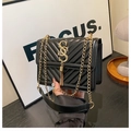 Dettaglio borsa nera trapuntata a V con logo SS dorato e nappine decorative - Nero