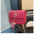Dettaglio borsa a tracolla trapuntata rosso rosa con fibbia a S d'oro e frange metalliche - Rosa Rosso