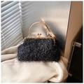 Elegante Vintage Abendtasche aus schwarzem Kunstfell mit verzierten goldenen Metallgriffen - Schwarz