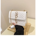 Borsa a tracolla bianca trapuntata con cuciture a V e raffinata catena dorata - Bianco