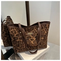 Bolso tote grande con estampado de leopardo, asas de cuero marrón y logo de marca - Marrón