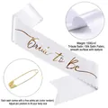 Fascia Bride to Be in raso bianco con scritte in oro e spilla di sicurezza per addio al nubilato - Bianco (Testo Oro Rosa-Spilla Standard)