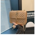 Borsa a tracolla trapuntata beige con logo SS dorato, nappa e elegante catena dorata - Cachi