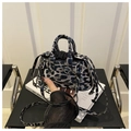Detailansicht der Mini-Tasche mit Leopardenmuster, Kordelzug und Silber-Hardware - Schwarzer Leopard
