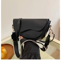 Detalle de bolso de silla negro mate con hebilla dorada y correa de tela ancha - Negro