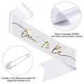 Fascia Bride to Be in raso bianco con scritta dorata e spilla di sicurezza con strass - Bianco (Testo Oro-Spilla con Strass)