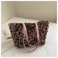 Detalle del bolso tote de felpa con estampado de leopardo y correas de cuero rosadas - Rosa