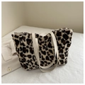 Detalle de bolso shopper de peluche con estampado de leopardo y asas blancas de cuero sintético - Blanco