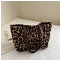 Primer plano del bolso tote de felpa con estampado de leopardo y textura de piel sintética - café