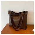 Bolso tote retro de cuero PU marrón oscuro con textura plisada y cremallera lateral - café