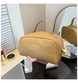 Gros plan du sac à main marron à motif litchi avec tirette de fermeture éclair en cordelette - Kaki