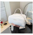 Détail de la trousse de maquillage blanche à texture litchi et logo doré chic - Blanc