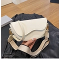 Bolso de hombro crema con correa de tela ancha y acabado de cuero sintético liso - Blanco