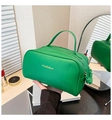 Détail de la trousse de toilette verte en cuir PU avec texture grainée et logo doré - Vert