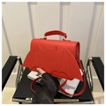 Bolso bandolera rojo con solapa de alas de murciélago y asa superior minimalista - Rojo