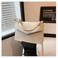 Détail du sac bandoulière crème texture crocodile avec poignée à nœud design unique - Blanc