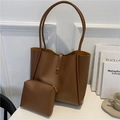 Bolso tote de cuero marrón y estuche pequeño sobre un fondo de casa minimalista - Juego de bolsos de hombro / Marrón Oscuro