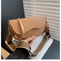 Bolso de montura camel oscuro en cuero sintético con correa ancha y acabado mate - Caqui