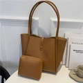 Vista detallada del conjunto de bolso tote de cuero PU marrón minimalista con sobre a juego - Juego de bolsos de hombro / Caqui