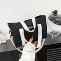 Grand sac cabas en toile noir et blanc avec lettrage fashion et bandoulière réglable - Noir