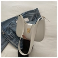 Bolso de hombro blanco tipo media luna con hebilla dorada y correa de cuero - Blanco