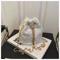 Detalle de bolso bucket en denim blanco con diseño de cuadros deshilachados y perlas - Blanco Roto