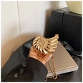 Elegante gouden nautilus avondtas met metalen afwerking en fijne slangenketting - Goud