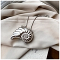 Mini zilveren schelpvormige kettingtas met metallic nautilus textuur en glanzende afwerking - Zilver