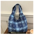 Sac hobo en patchwork de denim bleu avec bords effilochés et grande capacité décontractée - Carreaux Bleu