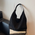 Bolso hobo vintage de ante negro para un estilo minimalista de moda para el invierno - Negro