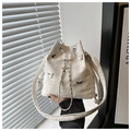 Detail der weißen Eimer-Tasche aus Leder mit silbernen Schmetterlingen und Kettenzug - Weiß