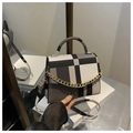 Primer plano del bolso de retazos con cadena dorada y detalles de tela texturizada - Negro