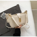 Borsa a tracolla beige minimalista con fibbia in metallo dorato e cinturino in pelle - Bianco Sporco