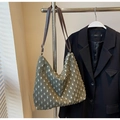 Dettaglio della borsa tote in tela verde militare con texture sfrangiata e tracolla in pelle - Verde