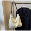 Dettaglio della borsa tote in tela bianca con bordi sfrangiati e manici in pelle marrone - Bianco Sporco