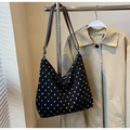 Dettaglio borsa tote in tela a pois neri con tracolla regolabile in pelle marrone scuro - Nero