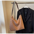 Dettaglio borsa tote in tela vintage con bordi sfrangiati e tracolle sottili in pelle - caffè