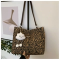 Große Shopper-Tasche mit Leopardenmuster, braunen Trägern und weißem Plüsch-Anhänger - Mit Wolkenanhänger / Kaffeebraun