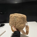 Borsa a tracolla beige trapuntata con logo metallico, frange e ampia tracolla in tessuto - Cachi