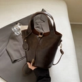 Sac seau minimaliste marron foncé en cuir avec cadenas doré et pendentif sourire - café
