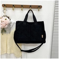 Bolso bandolera de pana negra con correa ajustable y etiqueta de moda - Negro