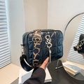 Borsa a tracolla trapuntata nera con logo S dorato, nappina e ampia tracolla a motivi - Nero