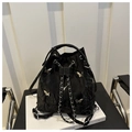 Modische schwarze Beuteltasche mit silbernen Schmetterlingen und schicker Metallkette - Schwarz
