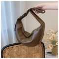 Bolso hobo marrón oscuro de cuero sintético con correa ajustable y fondo de mimbre - café