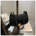 Borsa a spalla nera a mezzaluna in pelle verniciata stropicciata con fibbie dorate - Nero