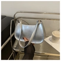 Borsa a mezzaluna argento metallizzato con trama a pieghe e tracolla alla moda - Argento