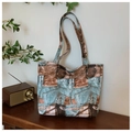 Vintage canvas draagtas met digitale denimprint en artistiek leren labeldetail - Blauw