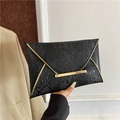 Elegante pochette a busta nera con stampa serpente e finiture in metallo dorato lucido - Nero