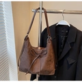 Bolso tote grande de ante sintético marrón con lazo decorativo y correa larga - café