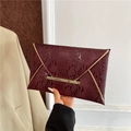 Elegante pochette a busta rosso vino con stampa serpente e bordo dorato - Borgogna